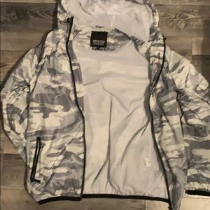 Grey camo windbreaker riflessi